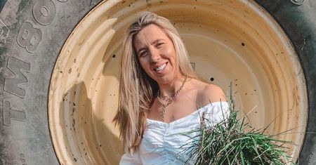 "Rolnik szuka żony". Gosia jak gwiazda filmowa. Rozporek sukni kończy się na biodrze