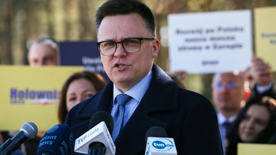Żagań, 18.03.2025. Wybory Prezydenta RP 2025 - kampania. Kandydat Trzeciej Drogi, marszałek Sejmu Szymon Hołownia podczas wypowiedzi dla mediów w trakcie uroczystości złożenia kwiatów pod pomnikiem Ofiar Stalagu na terenie Muzeum Obozów Jenieckich w Żaganiu, 18 bm. (sko) PAP/Lech Muszyński