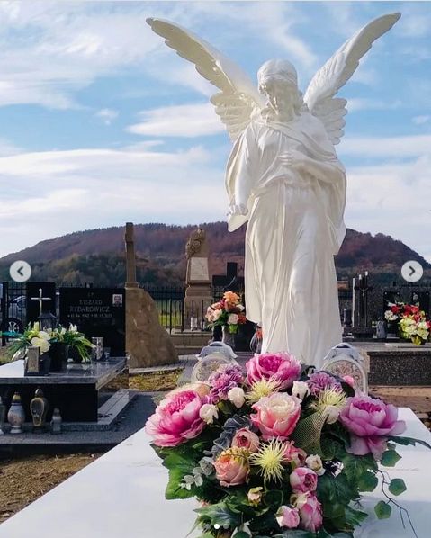 Steczkowska odwiedziła grób mamy Widać go z daleka Pudelek