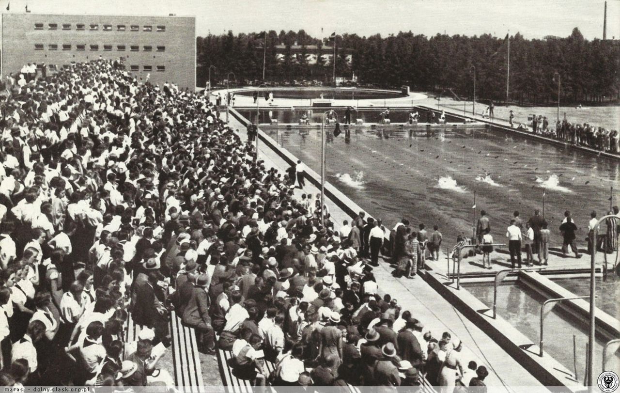 Wrocław. Jeszcze ponad trzy dekady temu rozgrywano tu zawody pływackie, a obiekt był miejscem rekreacji wrocławian