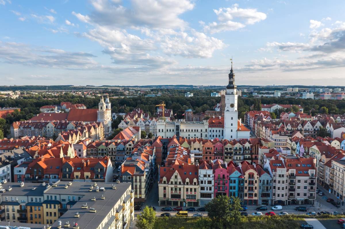 Głogów: Na rynku stanął mobilny gabinet. Mieszkańcy mogą skorzystać z bezpłatnych szczepień przeciw wirusowi HPV