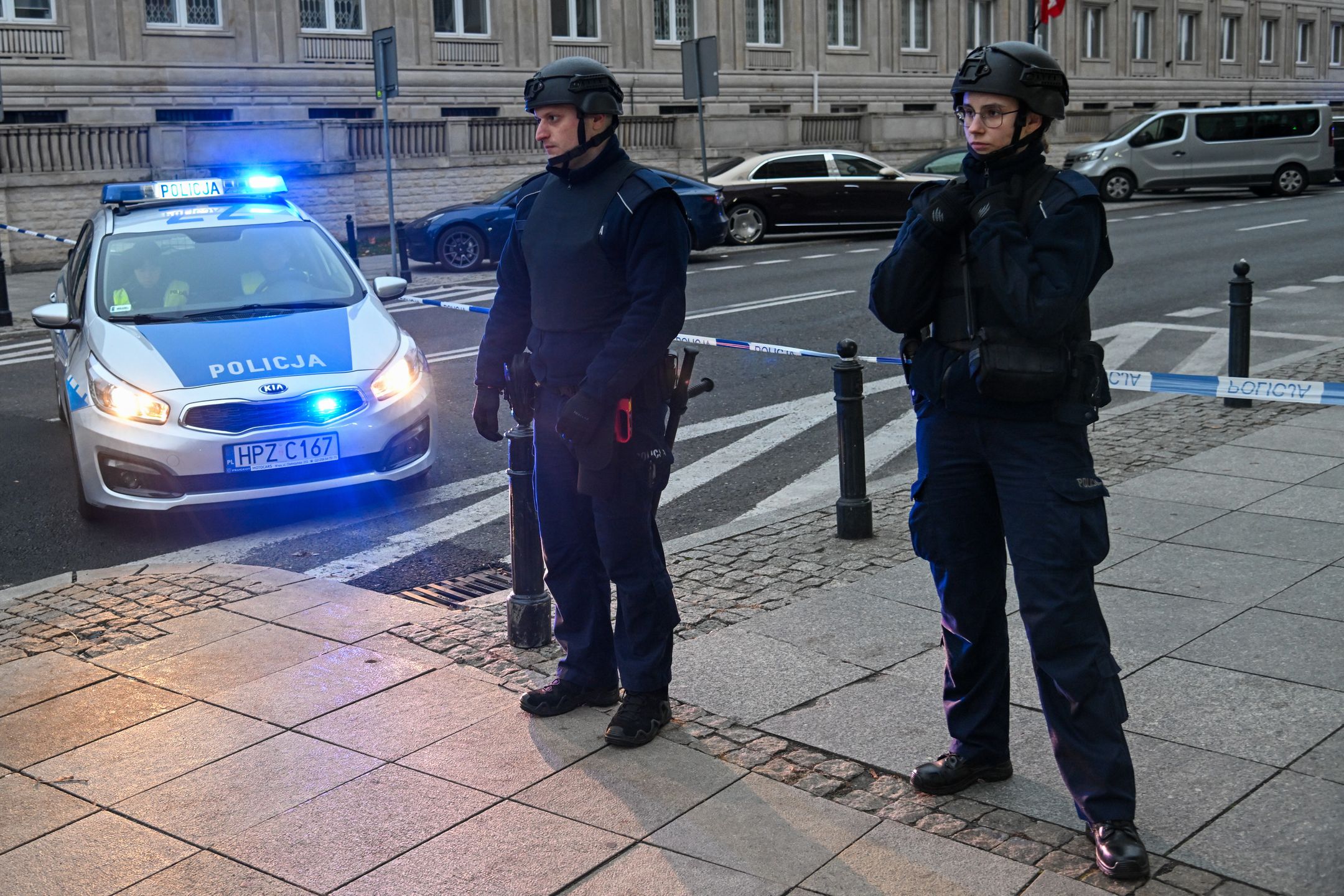 Warszawa, 09.11.2024. Policja blokuje wejście na plac Piłsudskiego w Warszawie, 9 bm. Nieznany mężczyzna wszedł na pomnik Ofiar Tragedii Smoleńskiej. Ma ze sobą przedmiot przypominający broń. Na miejscu pracują policjanci. Trwają działania negocjacyjne. (ad) PAP/Radek Pietruszka ***Do tego materiału zdjęciowego dostępna jest również depesza w systemie CSI, pt.: KSP: nieznany mężczyzna wszedł na pomnik Ofiar Tragedii Smoleńskiej; ma ze sobą przedmiot przypominający broń***