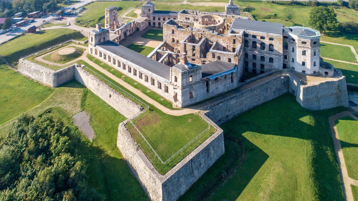 Zamek Krzyżtopór leży w miejscowości Ujazd w województwie świętokrzyskim