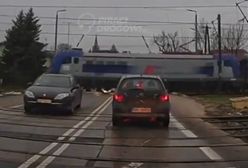 Poważny incydent na przejeździe kolejowym. Samochody i pędzący pociąg