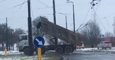 Lublin: Wywrotka zerwała trakcję na Felinie. Spore utrudnienia dla pasażerów