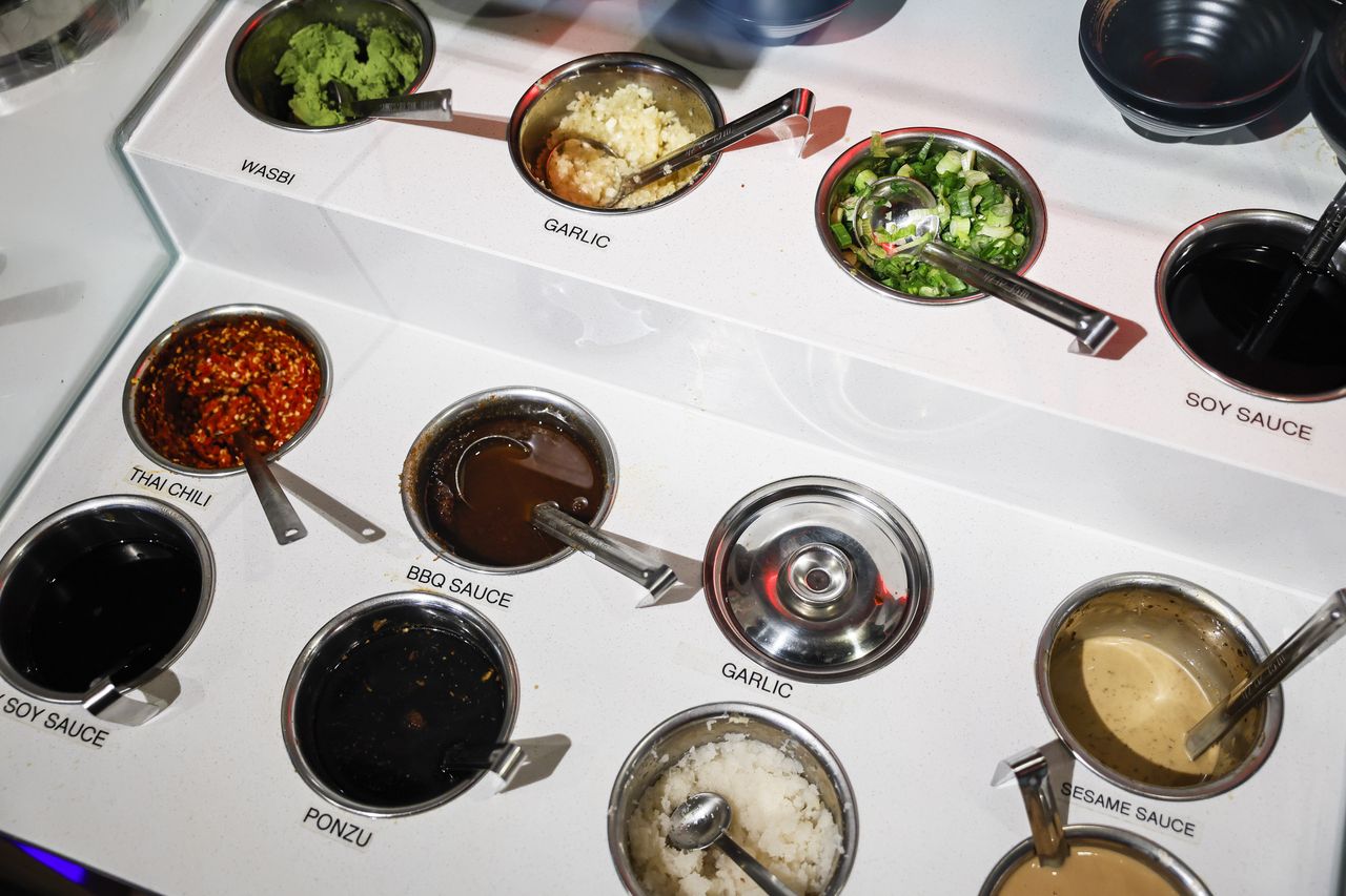 Sos czosnkowy – jak zrobić? Sprawdź przepisy na pyszne sosy czosnkowe z jogurtem, śmietaną lub majonezem