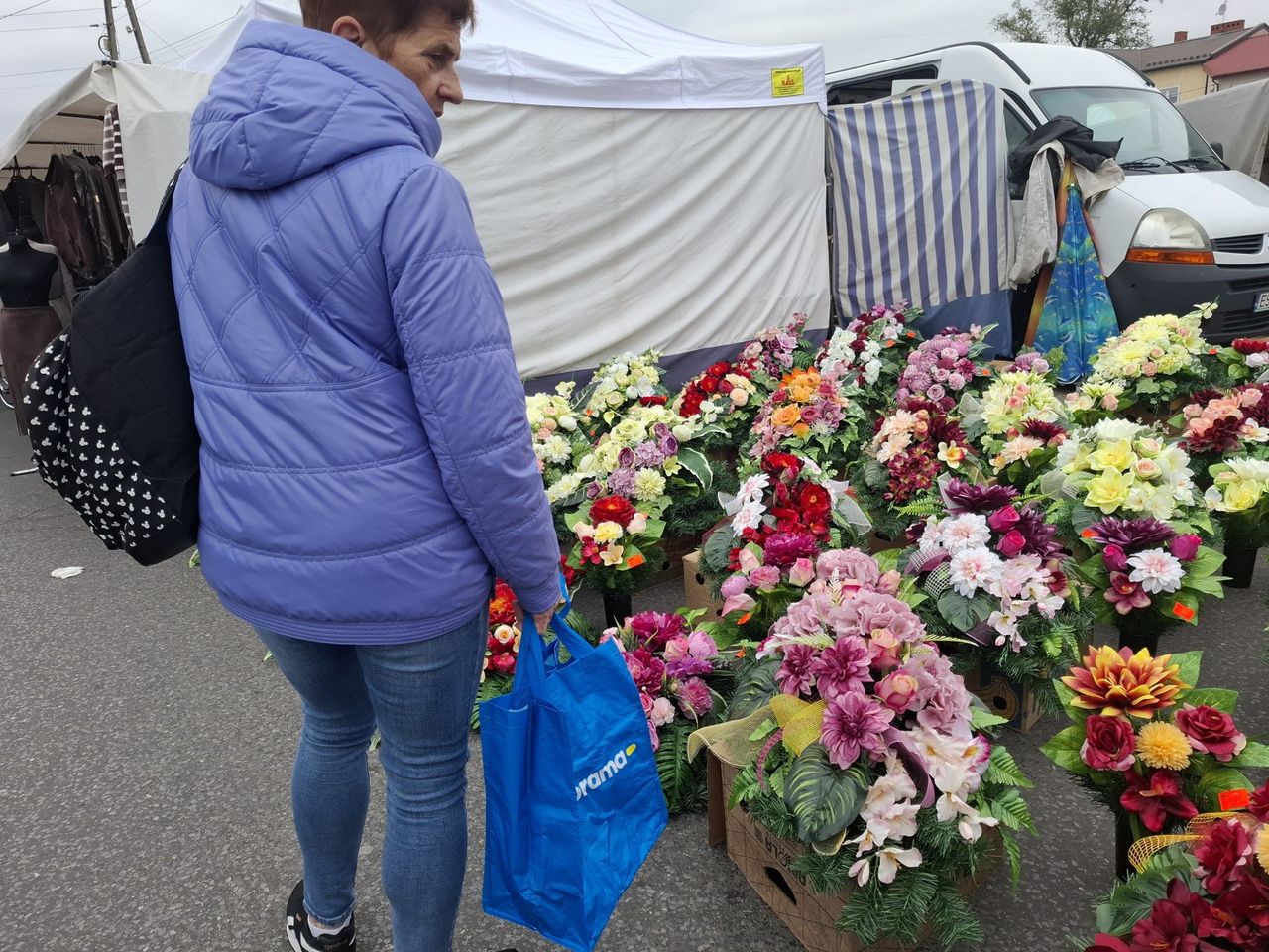 Skierniewice: Pierwsza sobota października na targowisku miejskim. W sprzedaży wiązanki