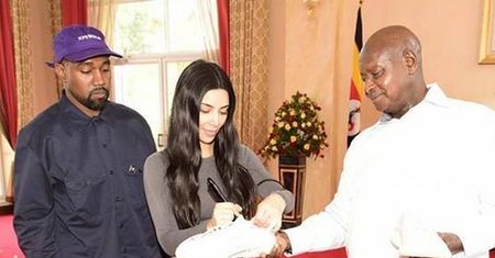 Kanye West i Kim Kardashian wręczyli buty prezydentowi Ugandy (FOTO)
