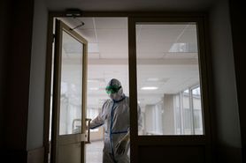 Szumowski: "współczynnik zarażania R dla Polski spada". Czy pandemia koronawirusa wygasa? 