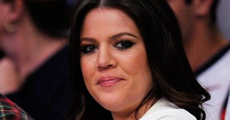 Khloe Kardashian ZNÓW świeci przerobioną twarzą. Fani są zaniepokojeni: "Tęsknię za tym, jak KIEDYŚ wyglądała" (FOTO)
