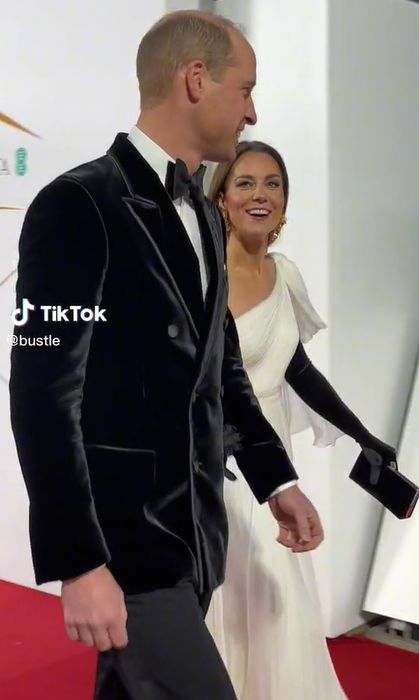 Kate Middleton klepie księcia Williama w pośladek