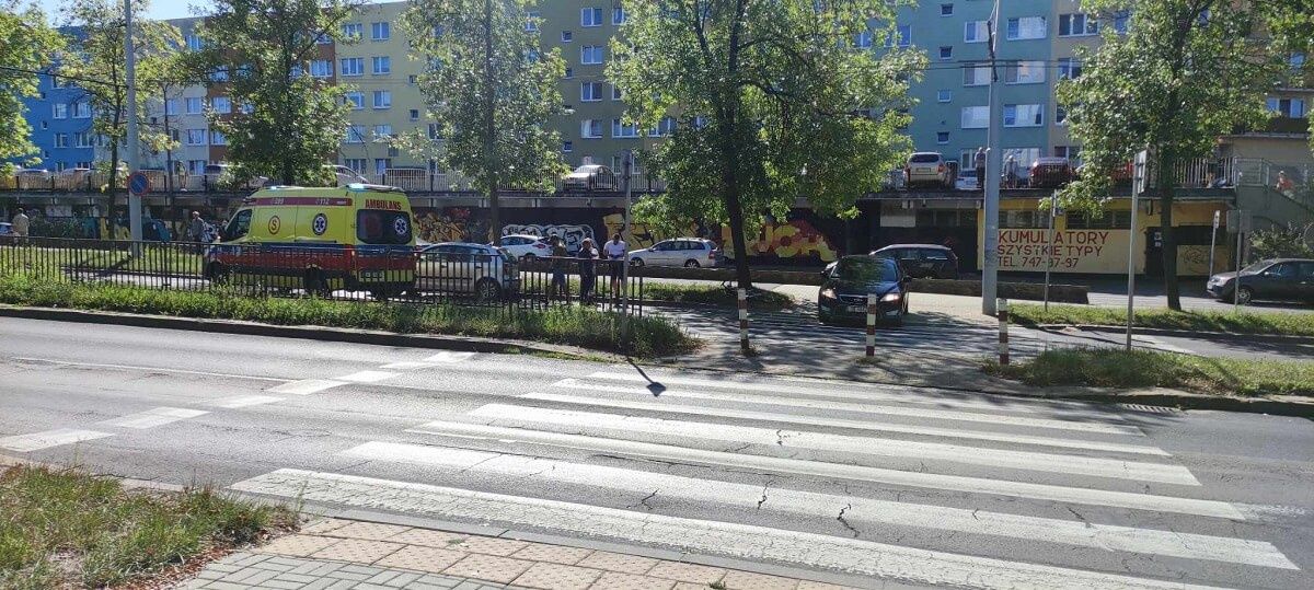 Rowerzysta wjechał w bok volkswagena na przejściu dla pieszych