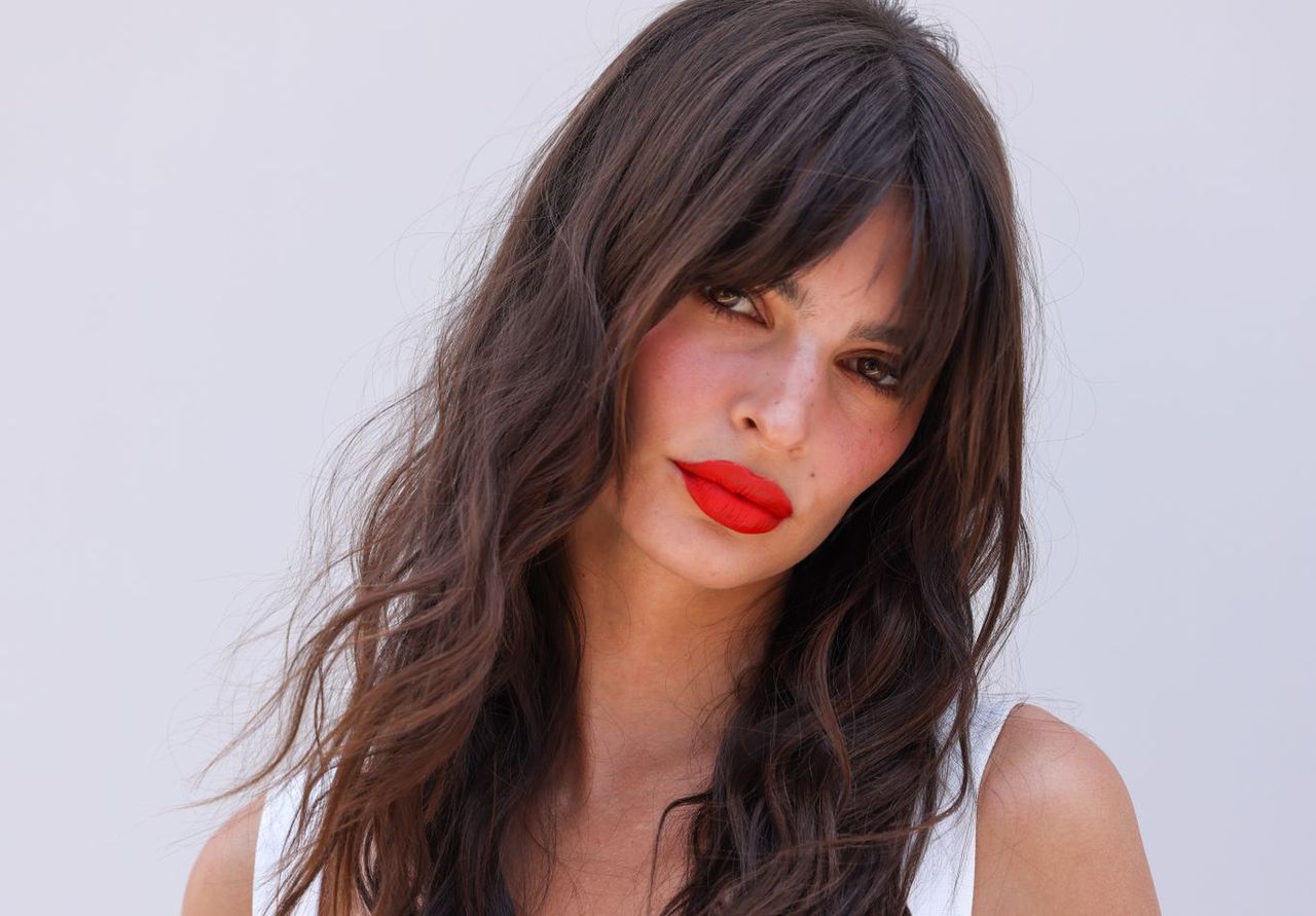 Emily Ratajkowski odsłoniła nogi i dekolt. Fani wypatrzyli w jej urodzie pewien mankament