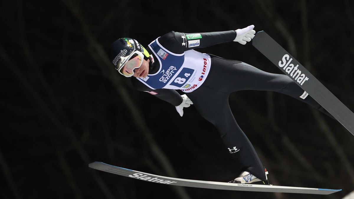 Wisła, 04.12.2021. Słoweniec Anze Lanisek podczas konkursu dryżynowego zawodów Pucharu Świata w skokach narciarskich, 4 bm. w Wiśle. (gj) PAP/Grzegorz Momot