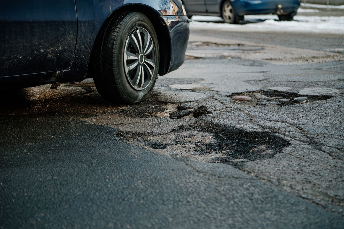 Przez dziurę w drodze uszkodziłeś auto? Oto co zrobić, żeby dostać odszkodowanie