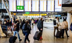 Paraliż w Holandii. 170 lotów odwołanych przez śnieg i silny wiatr