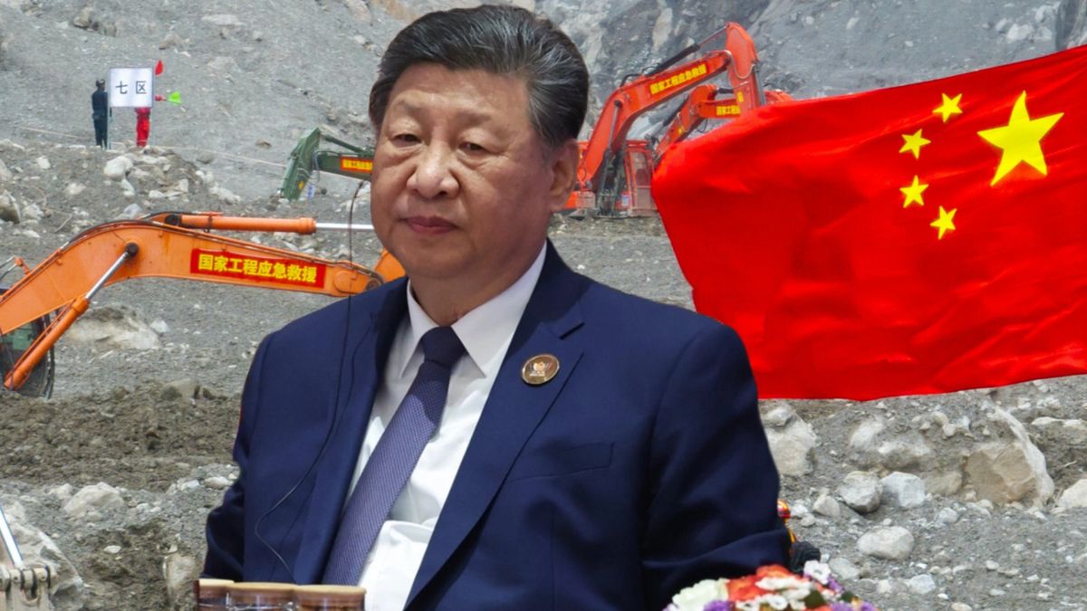 Przywódca Chin Xi Jinping, na tle flagi tego państwa