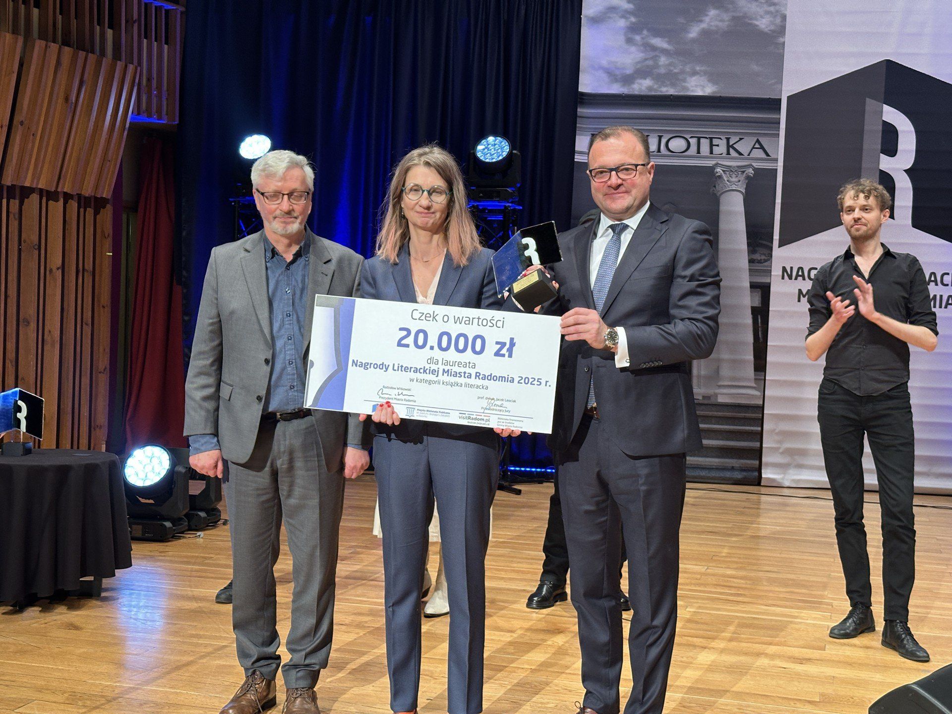 Agnieszka Jelonek w towarzystwie profesora Jacka Leociaka i prezydenta Radomia Radosława Witkowskiego. 