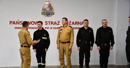 Akcja na stacji benzynowej. Strażak usłyszał wołanie o pomoc