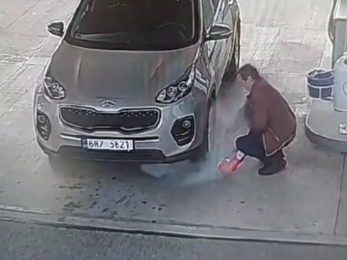 Kierowca z Czech próbował napompować koło w samochodzie