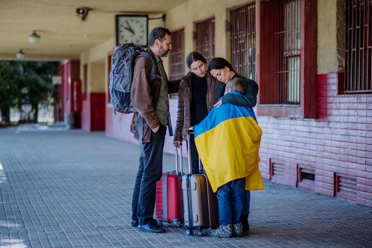 Uchodźcy z Ukrainy na dworcu kolejowym 