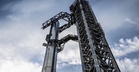 SpaceX pomaga innym, nawet konkurencji. A Starship? Wciąż bez zgody na start