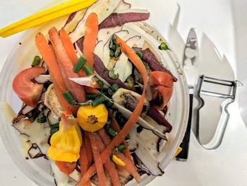 Zero waste w kuchni sezonowej. Co zrobić z liśćmi, łodygami i obierkami?