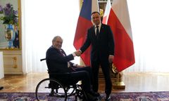 Podejrzana śliwowica od czeskiego prezydenta. Co otrzymał Andrzej Duda?