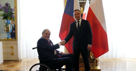 Podejrzana śliwowica od czeskiego prezydenta. Co otrzymał Andrzej Duda?