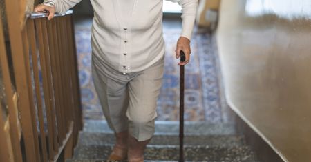 Nawyki przyspieszające alzheimera. Neurolodzy mówią, czego nie lubi mózg