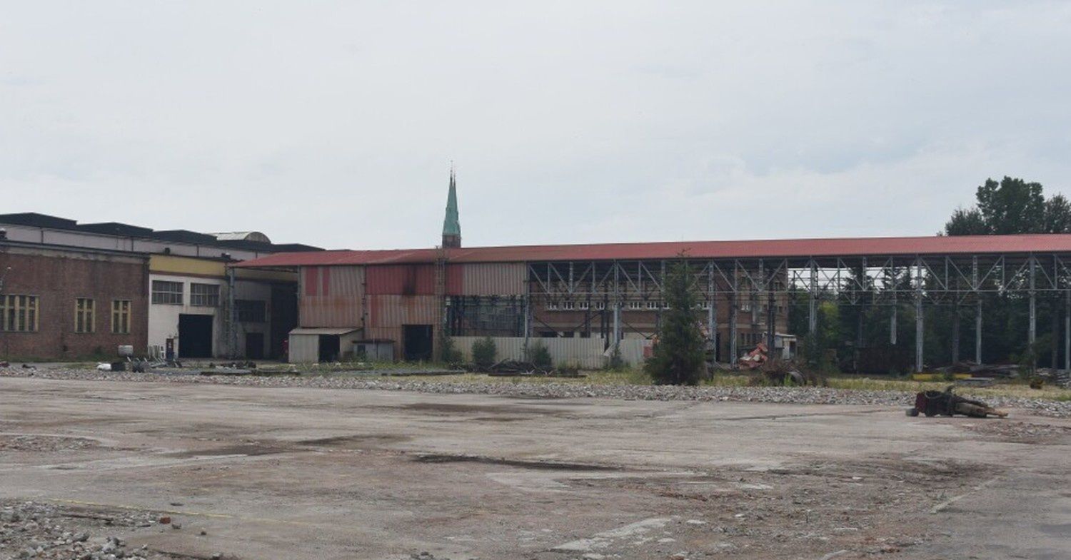Chłopców z dachu nieczynnej Ryfamy zdejmowały służby.