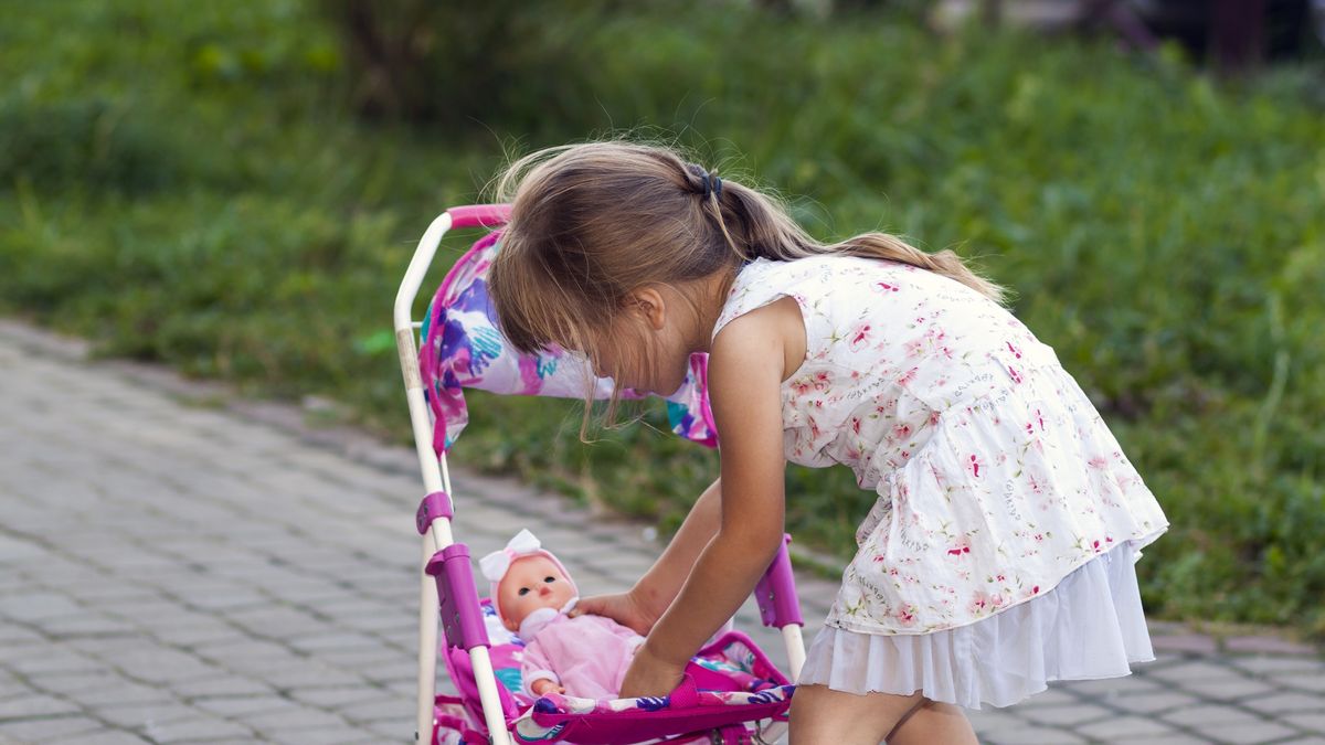 Dziewczynka wyrzuciła przez okno wózek dla lalek 