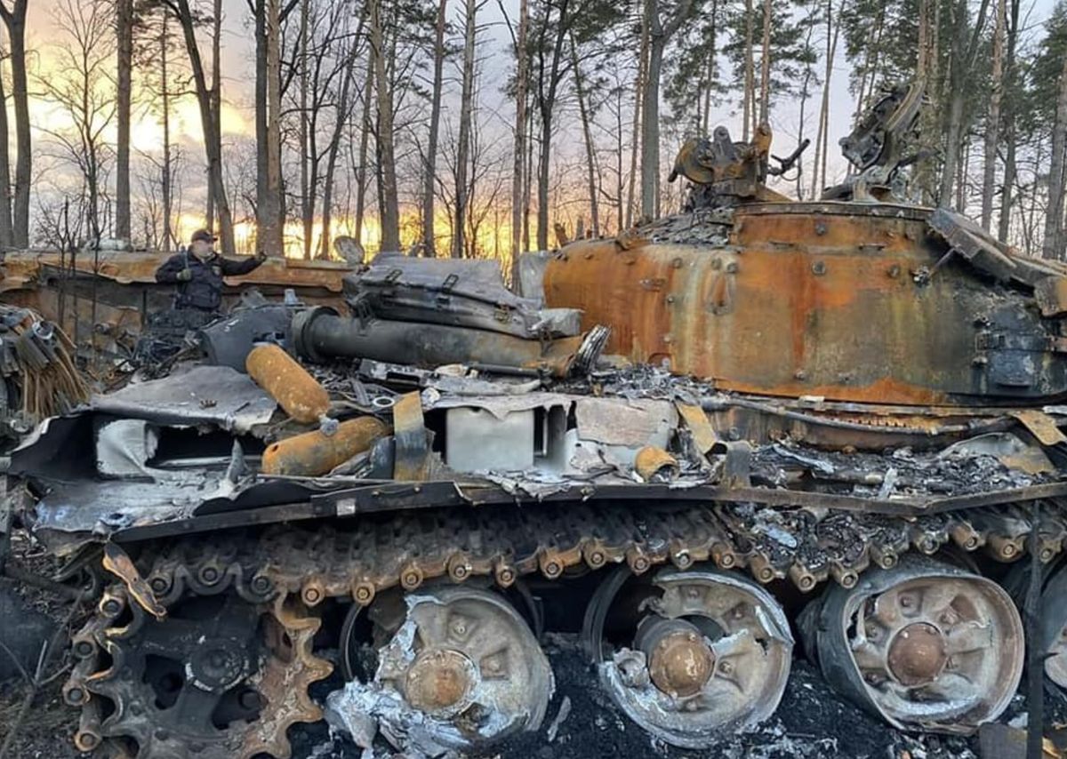 Zniszczone rosyjskie czołgi to już element krajobrazu Ukrainy 