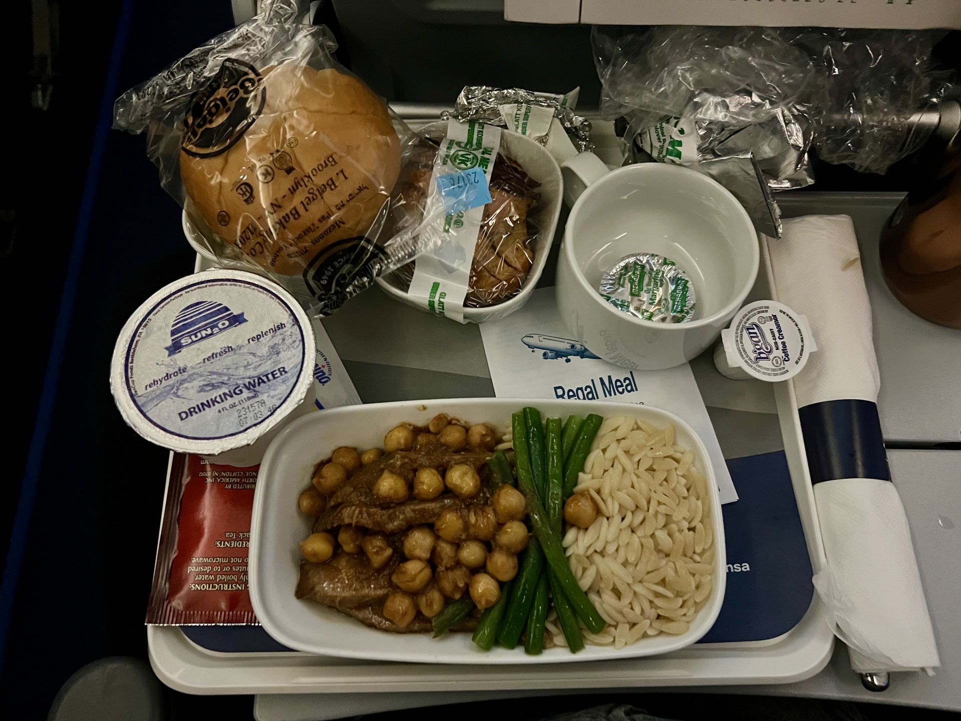 Posiłek koszerny podczas rejsu samolotem Lufthansy z USA do Europy