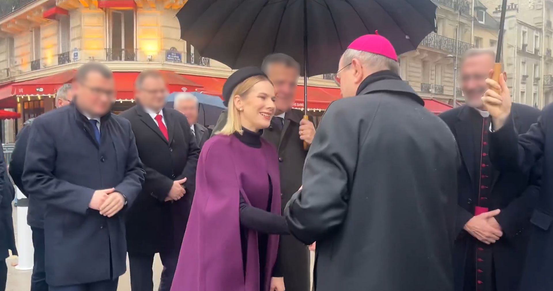 Marta Nawrocka w katedrze Notre-Dame