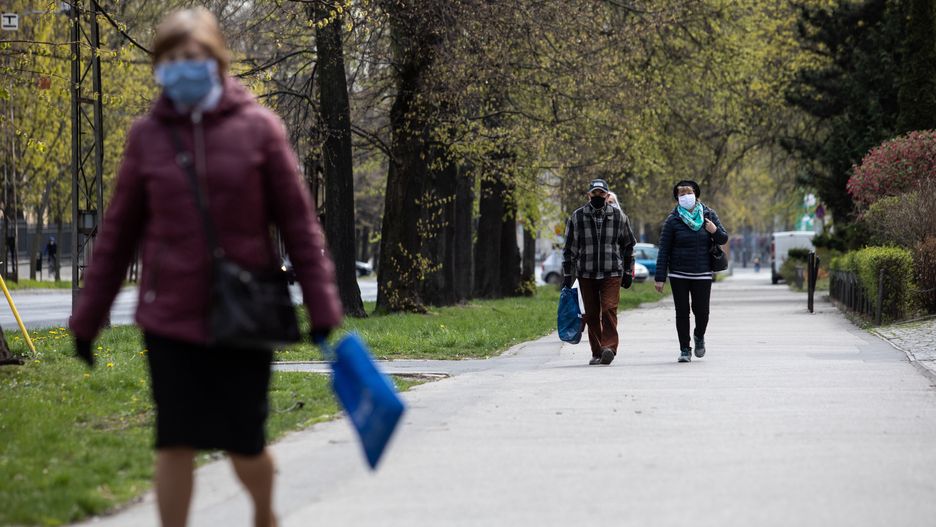 Koronawirus w Polsce. Psycholodzy wskazują: rośnie nieufność społeczna