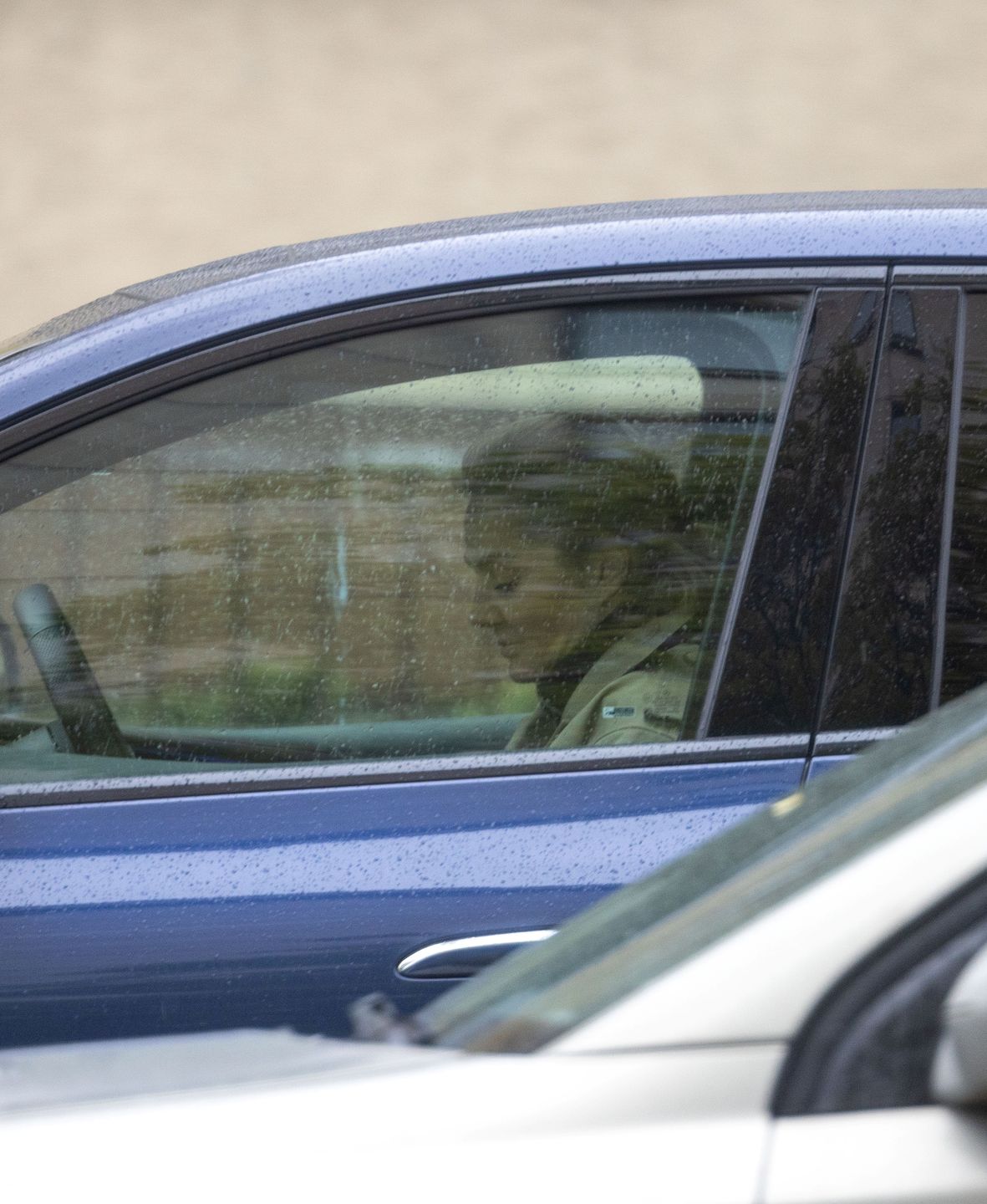 Małgorzata Socha maszeruje po deszczowej Warszawie ze smartfonem przy uchu