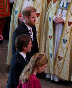 Harry na koronacji ojca. Media zwracają uwagę na "trzeci rząd"