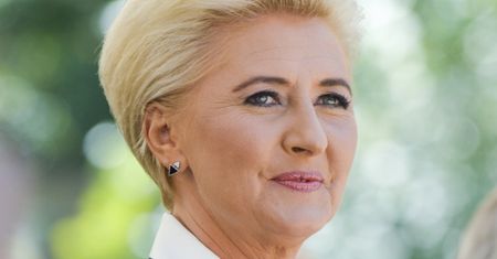 Agata Duda pojawiła się na wernisażu. Postawiła na nieoczywistą elegancję