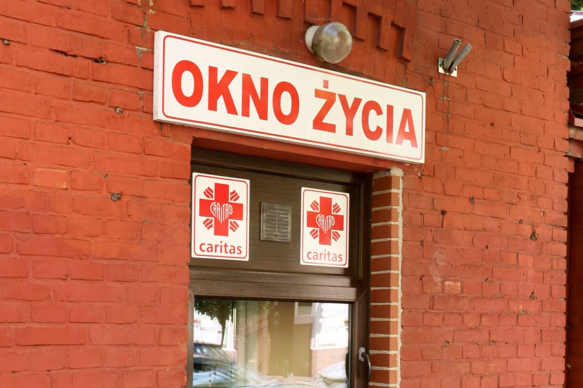 Zostawił dwulatka w oknie życia. Wszczęto postępowanie
