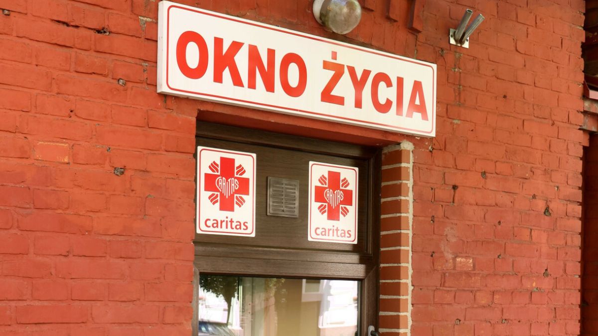 Dwulatek zostawiony w oknie życia