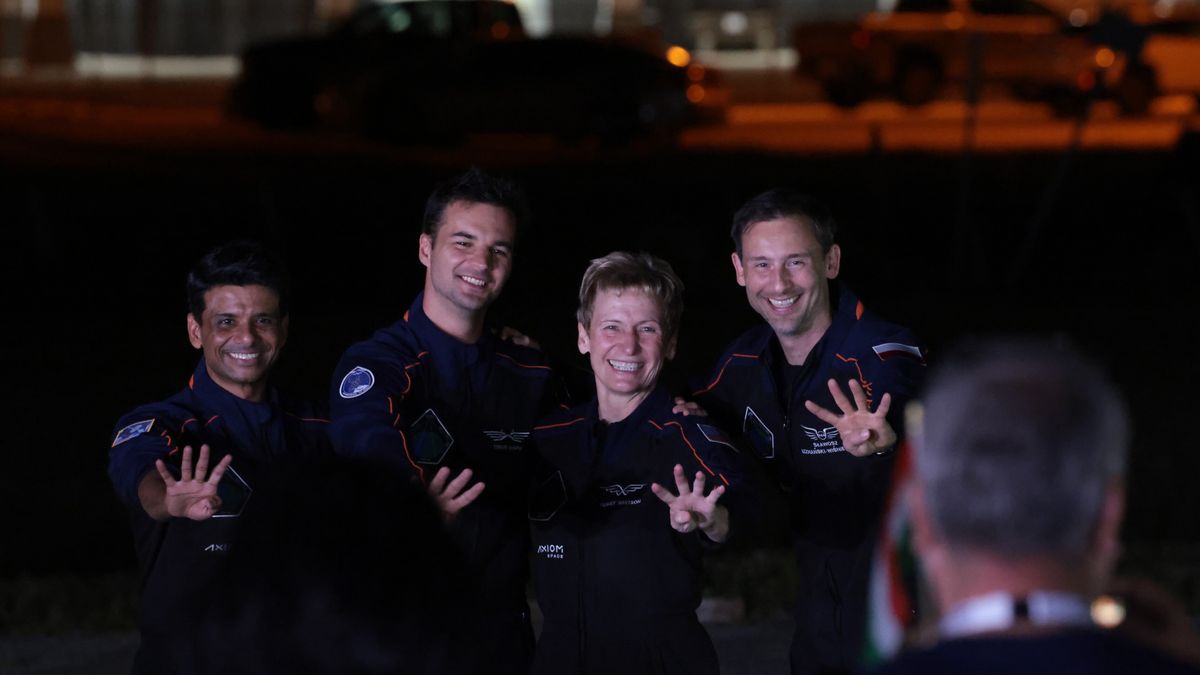 Floryda, 24.06.2025. Członkowie załogi: Amerykanka Peggy Whitson (2P) ? dowódczyni, Polak Sławosz Uznański-Wiśniewski (P) ? specjalista, Hindus Shubhanshu Shukla (L) ? pilot oraz Węgier Tibor Kapu (2L) ? specjalista podczas pożegnania przed startem rakiety Falcon 9 w Centrum Kosmicznym Johna F. Kennedy?ego na przylądku Canaveral na Florydzie, 24 bm. czasu amerykańskiego. Kapsuła Crew Dragon ma zabrać czwórkę astronautów na Międzynarodową Stację Kosmiczną (ISS) w ramach misji Axiom-4. (sko) PAP/Leszek Szymański