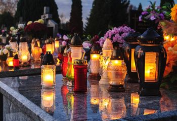 Toruń: Hieny cmentarne. Policja apeluje: zgłaszajmy kradzieże z grobów! Poza tym są sposoby na zabezpieczenie dekoracji