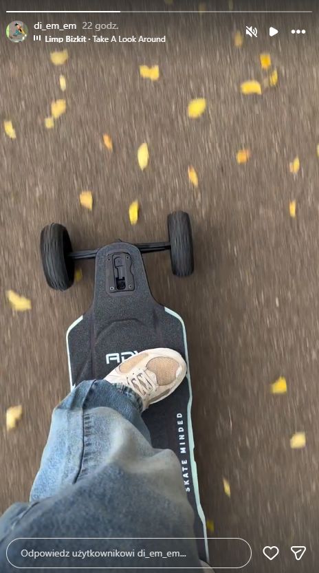 Daniel Martyniuk śmiga na longboardzie