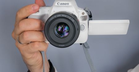 Canon EOS 200D - najlżejsza lustrzanka z odchylanym ekranem w naszych rękach