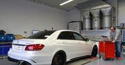 Mercedes E63 AMG o sile lokomotywy