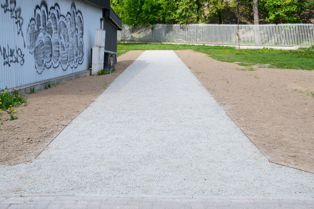 Obok budynku powstała ścieżka