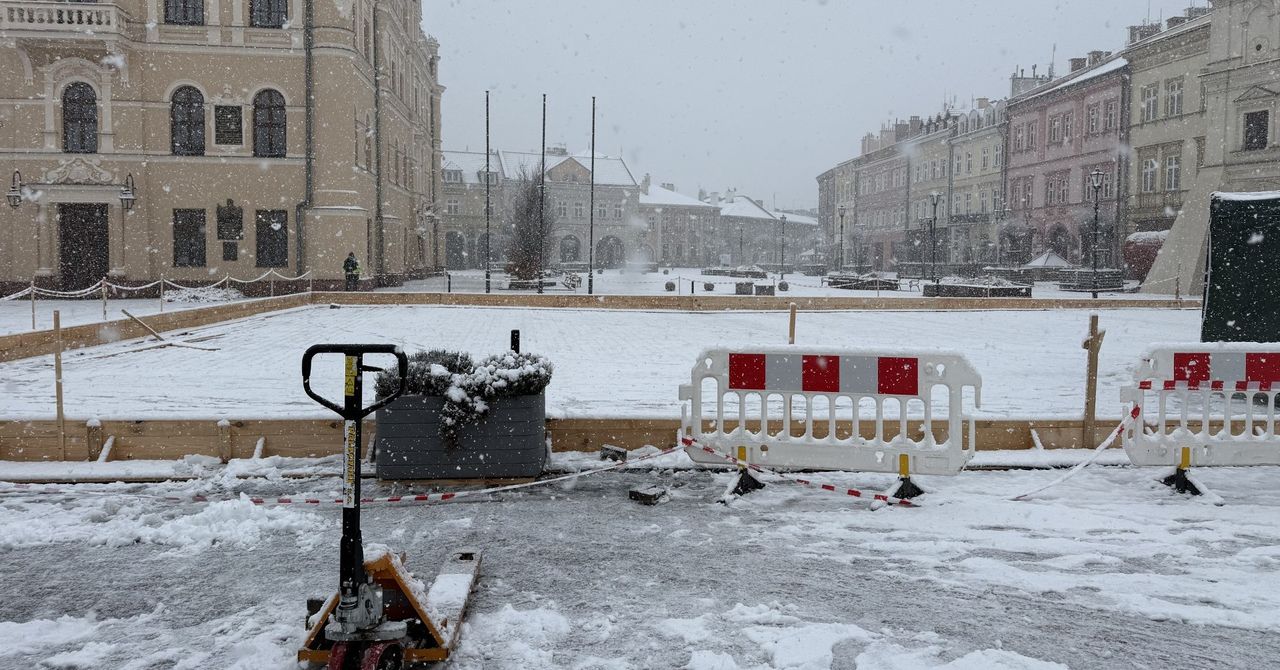 Jarosław: Lodowisko wraca na Rynek. Trwają intensywne przygotowania. Otwarcie już 5 grudnia