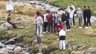 Usiadł na skale. Ludzie ustawiają się teraz w kolejce