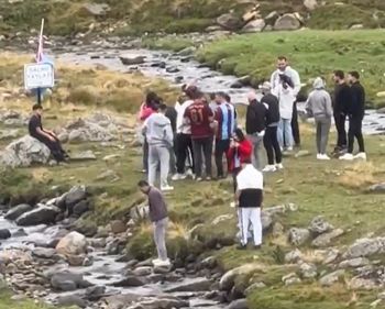 Usiadł na skale. Ludzie ustawiają się teraz w kolejce